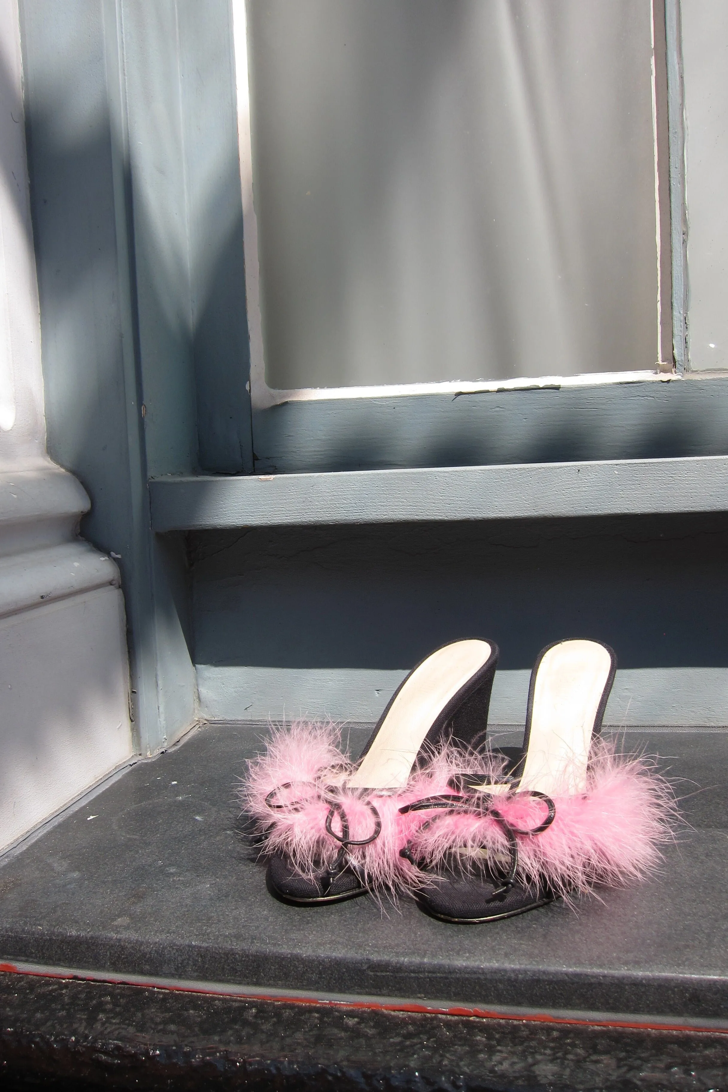 etsu black pink feather wedge